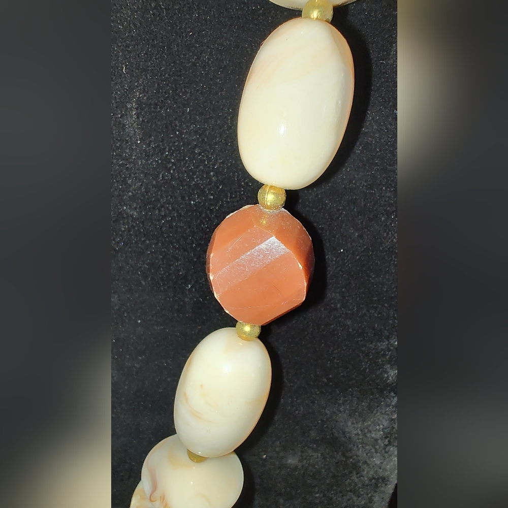 Vintage Statement polished stone, acrylic and metal necklace - Picture 4 of 7
